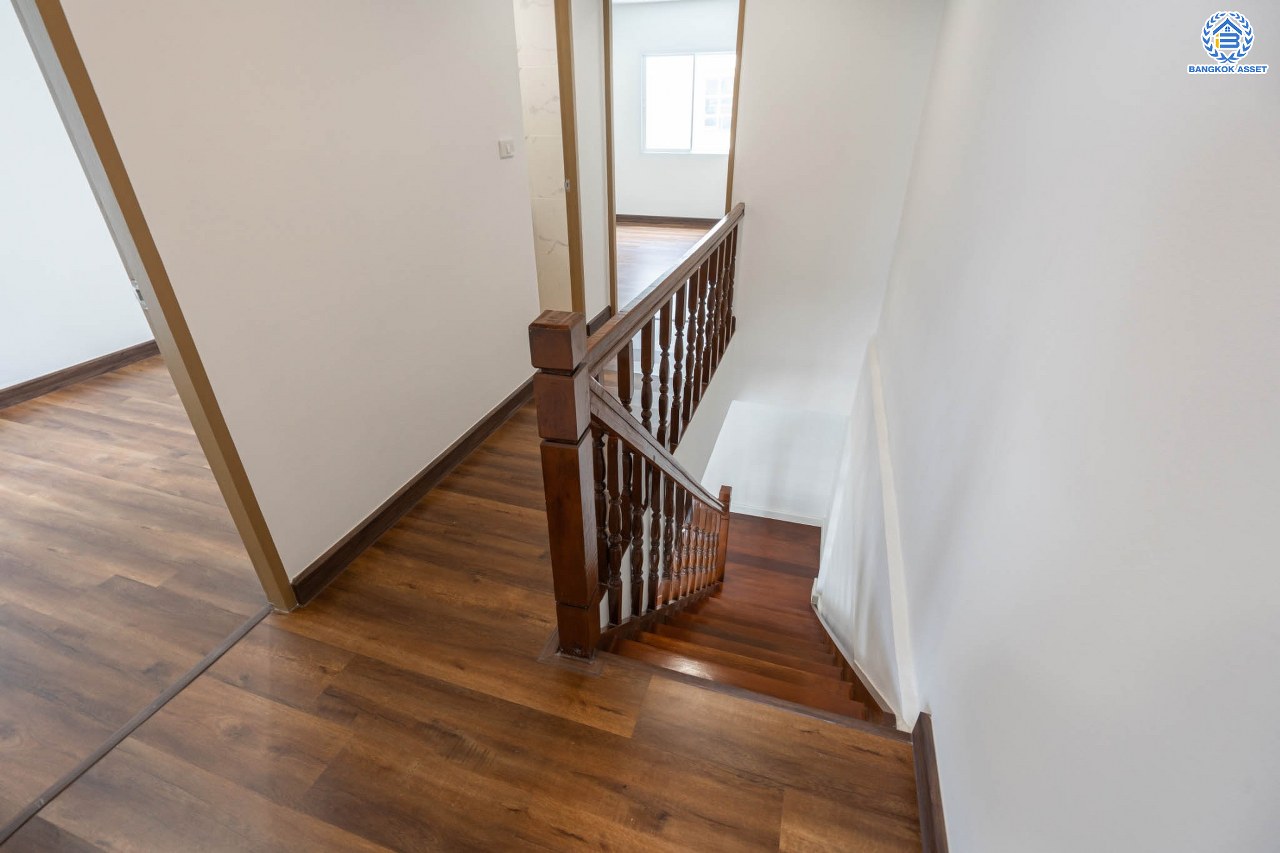 บ้านมือสองตกแต่งใหม่ ดีไซน์สวย ม.101การ์เด้นวิลล์ ลาดพร้าว เนื้อที่ 18 ตร.ว. ฟังก์ชัน 3 ห้องนอน 2 ห้องน้ำ จอดรถได้ 1 คัน รองรับทุกกิจกรรม บนทำเลเชื่อมต่อหลายเส้นทาง อาทิ ถนนประเสริฐมนูกิจ, ถนนนวมินทร์ และถนนลาดพร้าว ใกล้จุดขึ้นทางด่วน "รามอินทรา"...